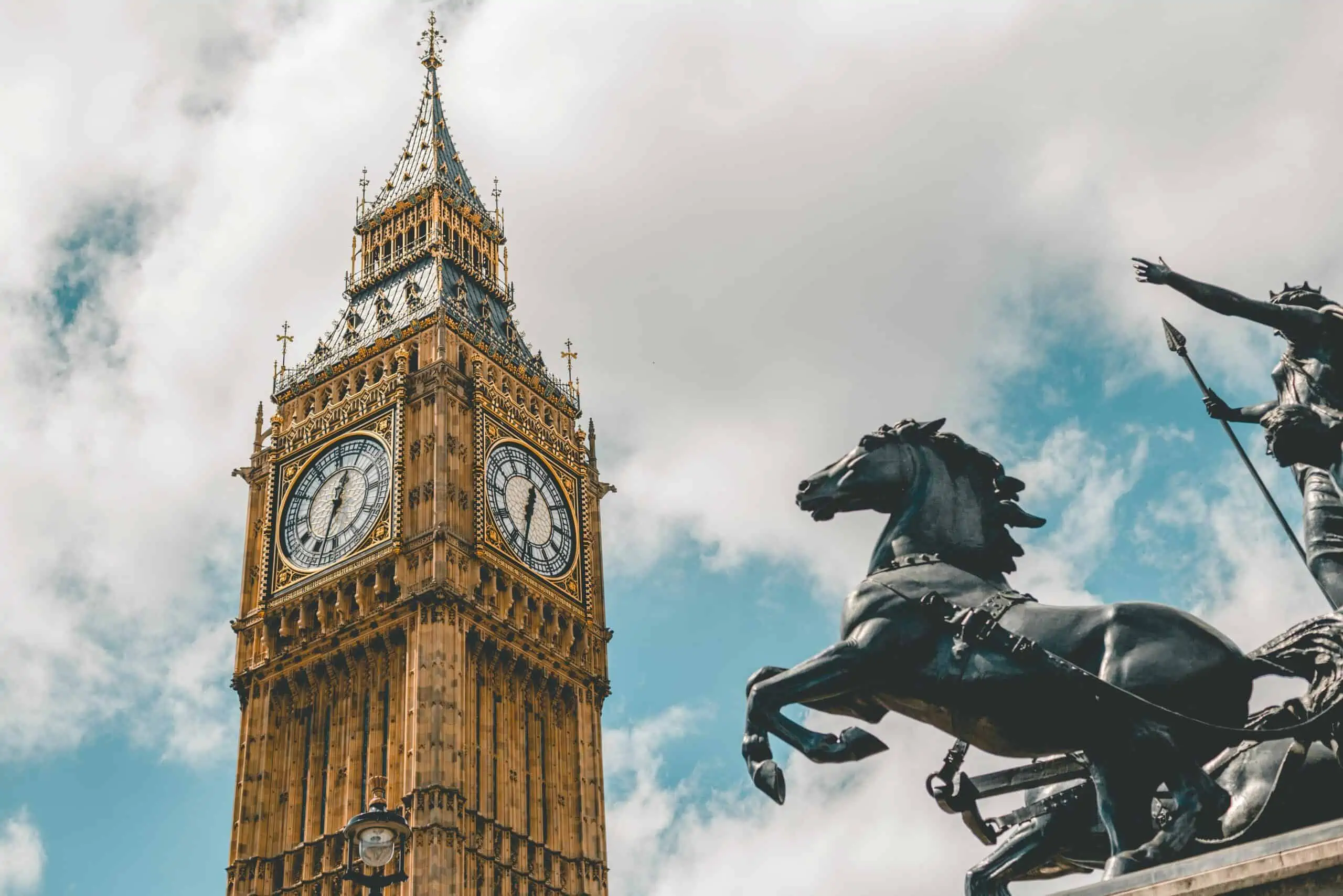 AMW :- Opalesque Roundup: Market losses and $8bn net redemptions in Q1 push hedge fund assets down $366bn in Q1: hedge fund news, week 17