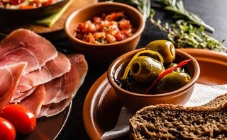 Axon buys restaurant chain Cañas y Tapas